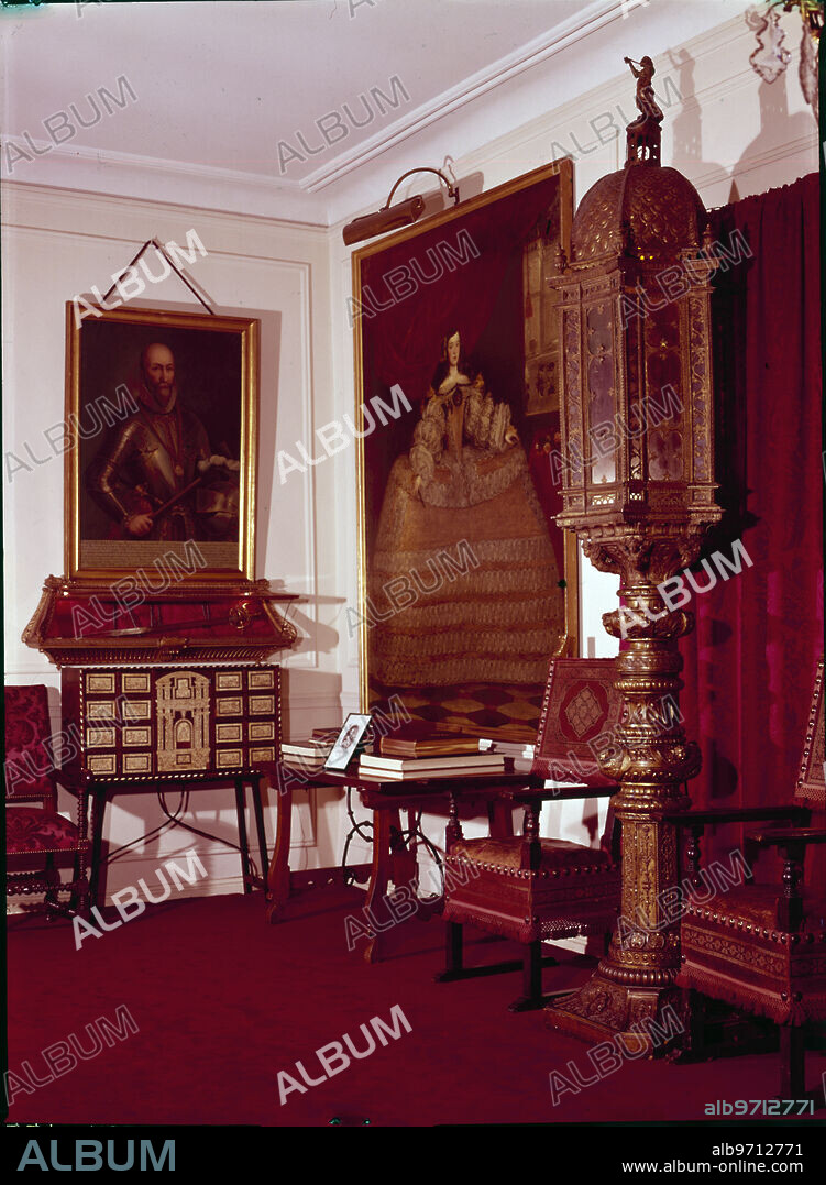 Madrid, 1966. Palace of the Marquise of Santa Cruz. Hall dedicated to Álvaro de Bazán, with a portrait of him attributed to Juan Pantoja de la Cruz and one of the lanterns he carried on his ship during the battle of Lepanto. Between them is a portrait of Francisca de Ayala de Velasco by Juan Carreño de Miranda.