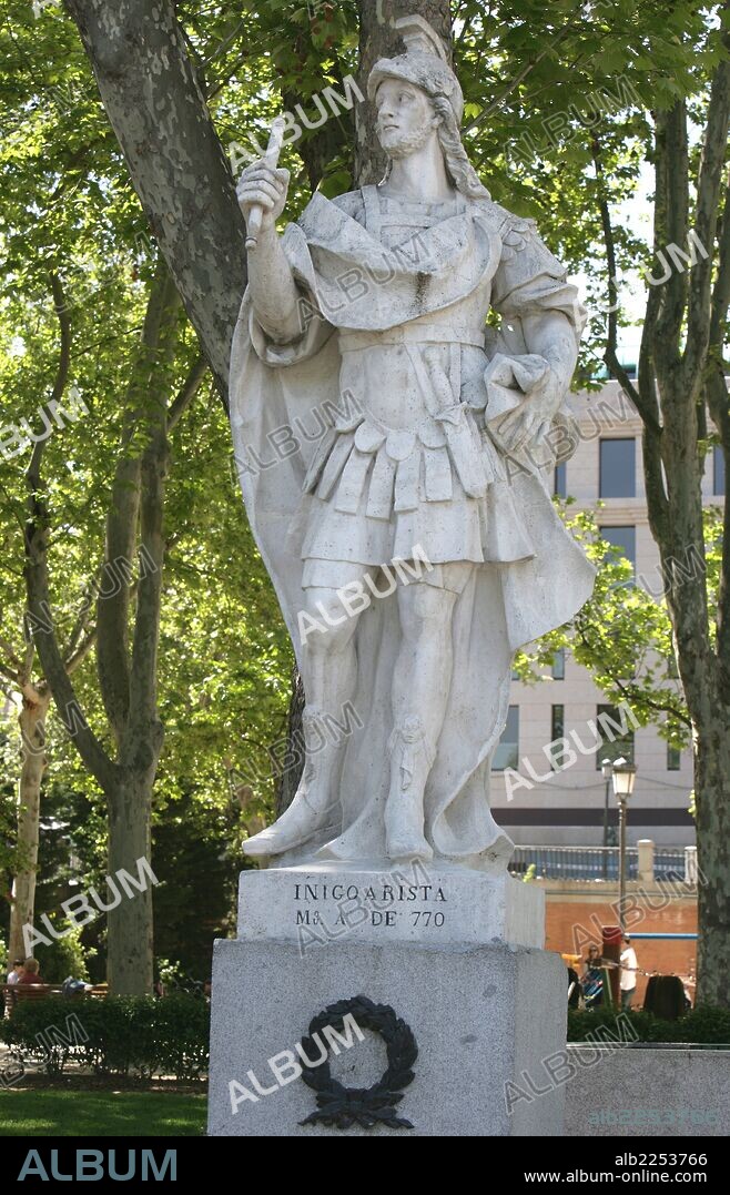 IÑIGO ARISTA. PRIMER REY DE PAMPLONA. 781 - 852. ESTATUA EN LA PLAZA DE ORIENTE DE MADRID , OBRA DE J. OÑATE EN EL AÑO 1750 - 1753.