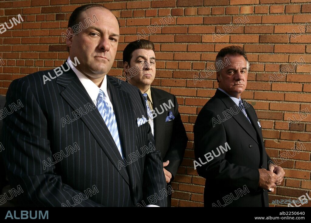 JAMES GANDOLFINI, STEVEN VAN ZANDT et TONY SIRICO dans THE SOPRANO, 1999, réalisé par ALLEN COULTER et TIMOTHY VAN PATTEN. Copyright HOME BOX OFFICE.