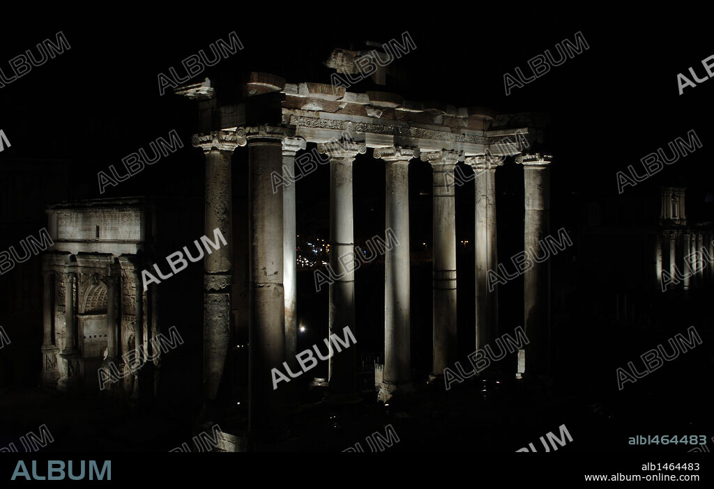 ARTE ROMANO. ITALIA. TEMPLO DE SATURNO. Erigido entre el 501 y el 498 a. C. y reconstruído tras su destrucción en un incendio en el siglo III. Vista nocturna. FORO ROMANO. ROMA.