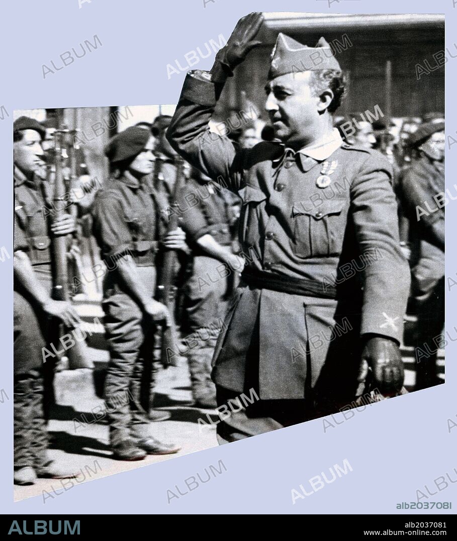 Guerra civil española (1936-1939). Burgos. Francisco Franco Bahamonde (1892-1975) pasando revista a las tropas a la salida del Gobierno Militar tras su proclamación como Caudillo. 1 de octubre de 1936.