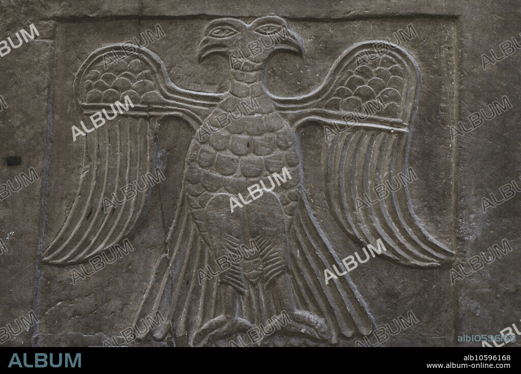 Aguila bicéfala en postura heráldica. Relieve en una losa de revestimiento. Esquisto rojo. Siglos XI-XII d.C. Procede de Stara Zagora (Vereia), Bulgaria. Museo Arqueológico Nacional. Sofía. Bulgaria.