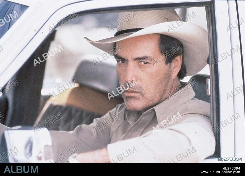 POWERS BOOTHE in U TURN, 1997, directed by OLIVER STONE. Copyright PHOENIX PICTURES.