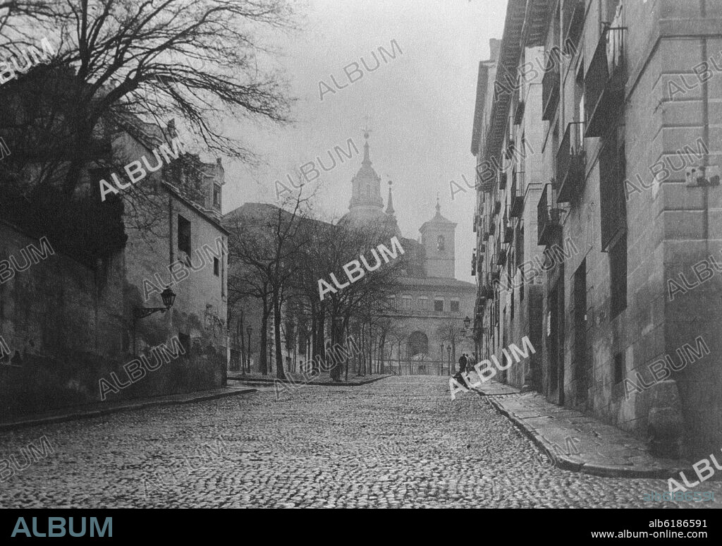 PLAZA DE LA PAJA CON LA CAPILLA DEL OBISPO AL FONDO - FOTOGRAFIA EN BLANCO Y NEGRO DE PRINCIPIOS DEL SIGLO XX.