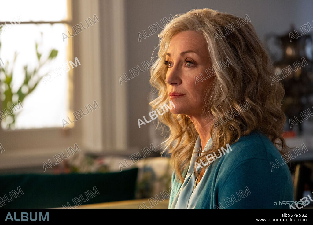 JANE SEYMOUR in THE KOMINSKY METHOD, 2018, directed by CHUCK LORRE. Copyright CHUCK LORRE PROD/WARNER BROS. TV.