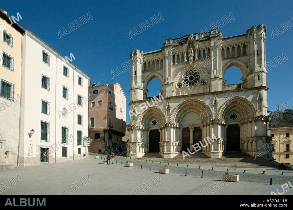 CATEDRAL DE SANTA MARIA Y SAN JULIAN  O CATEDRAL DE NUESTRA SEÑORA DE GRACIA. FACHADA Y PLAZA MAYOR  CUENCA, ESPAÑA.