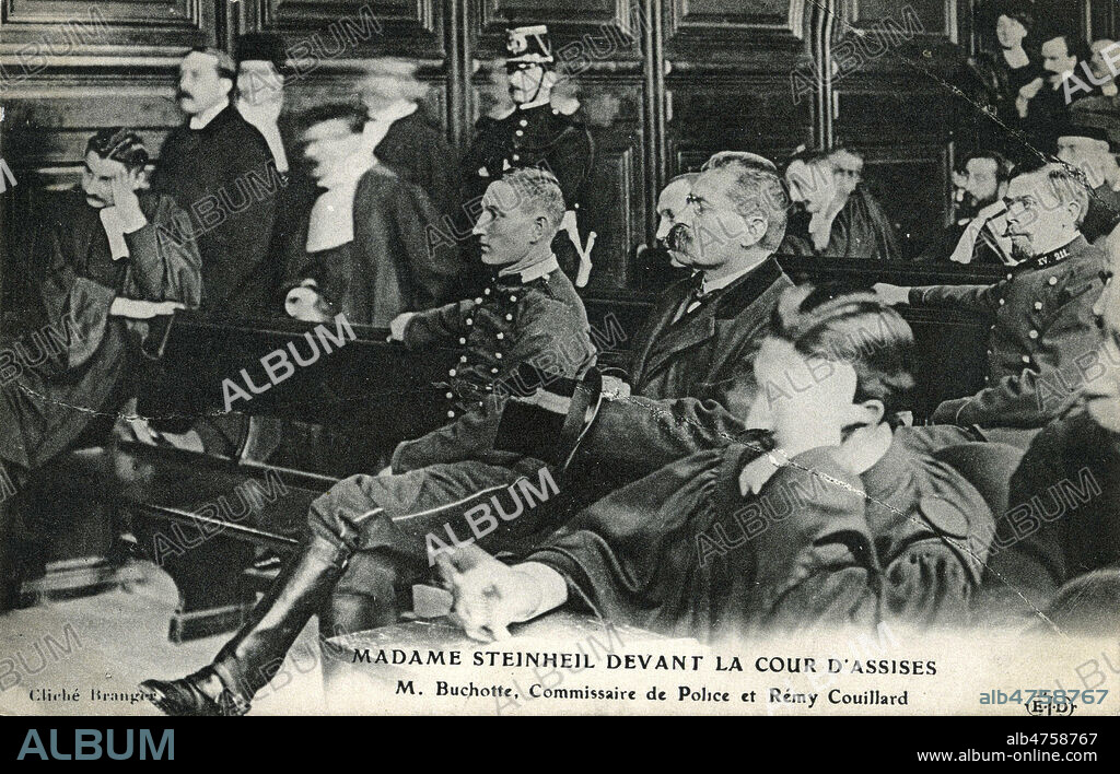 Madame Marguerite STEINHEIL (1869-1954) devant la Cour d'Assise. M. Buchotte, commissaire de police et Remy Couillard (le domestique ayant retrouve une piece soit disant volee dans sa poche). Photographie de BRANGER pour une carte postale de novembre 1909. credit : Collection IM/KHARBINE-TAPABOR.