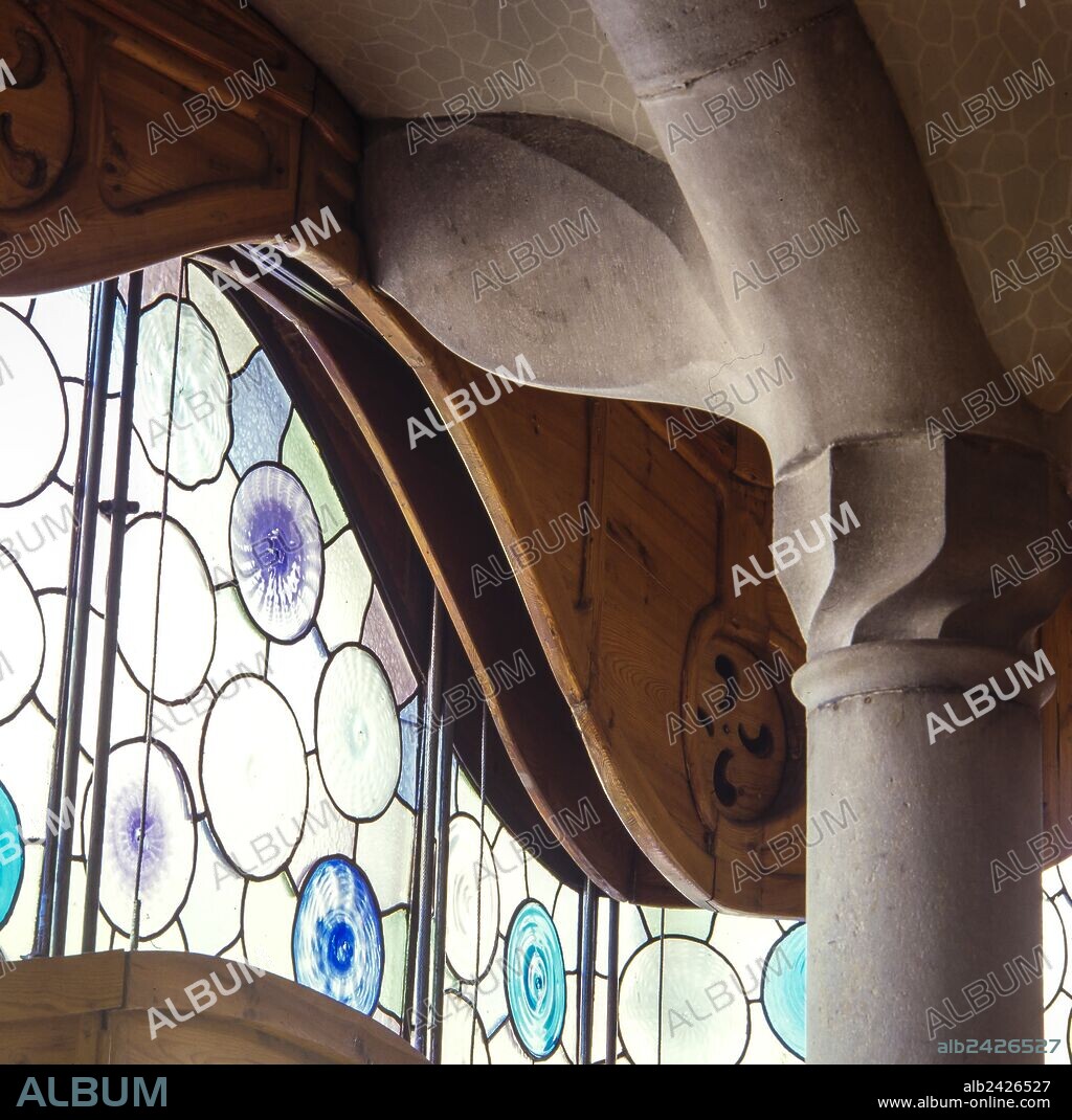 ANTONI GAUDÍ y JOSEP MARIA JUJOL I GIBERT. INTERIOR SALON CENTRAL CASA BATLLO.