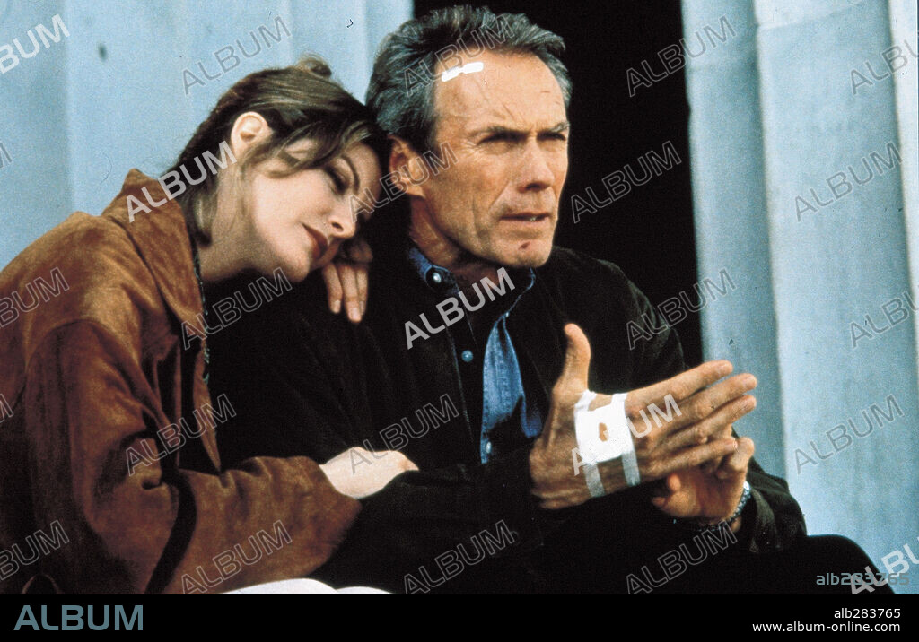 CLINT EASTWOOD und RENE RUSSO in IN THE LINE OF FIRE - DIE ZWEITE CHANCE, 1993 (IN THE LINE OF FIRE), unter der Regie von WOLFGANG PETERSEN. Copyright COLUMBIA TRI STAR.