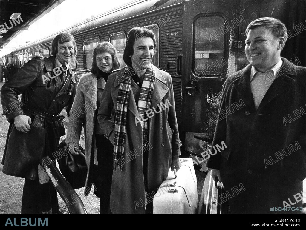 ** SVD OUT **. STOCKHOLM 19770221. Bildtext i DN: - Välkommen till Stockholm! Djurgårdens ledare Olle Pettersson, t v, och George Johansson möter vinterns mest uppmärksammade spelare Vito Knezevic och hans flickvän Marie Åsbrink på Stockholms Central. Vito skräms inte av storstan. "Jag är här för att utvecklas i fotboll", säger han beslutsamt.. Foto: Lars Groth/DN/ SCANPIX / Kod: 19 . COPYRIGHT SCANPIX.