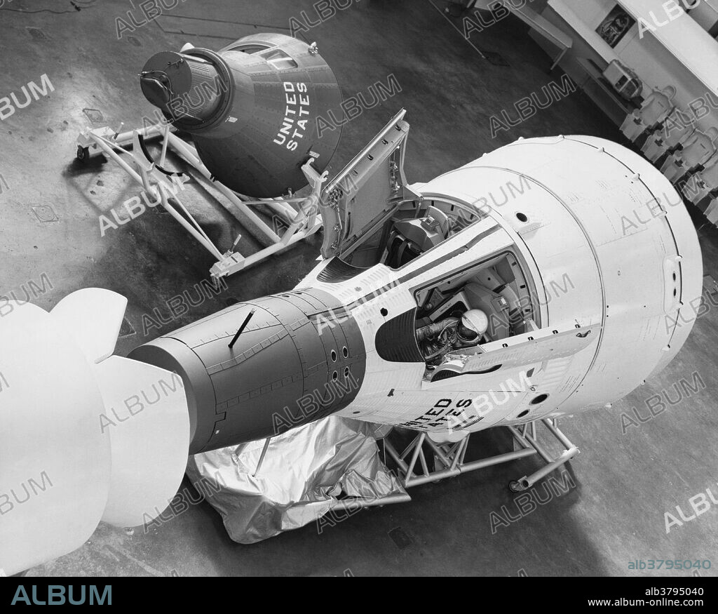 View of the Mercury and Gemini spacecraft. Gemini weighed over 3 tons more than Mercury.