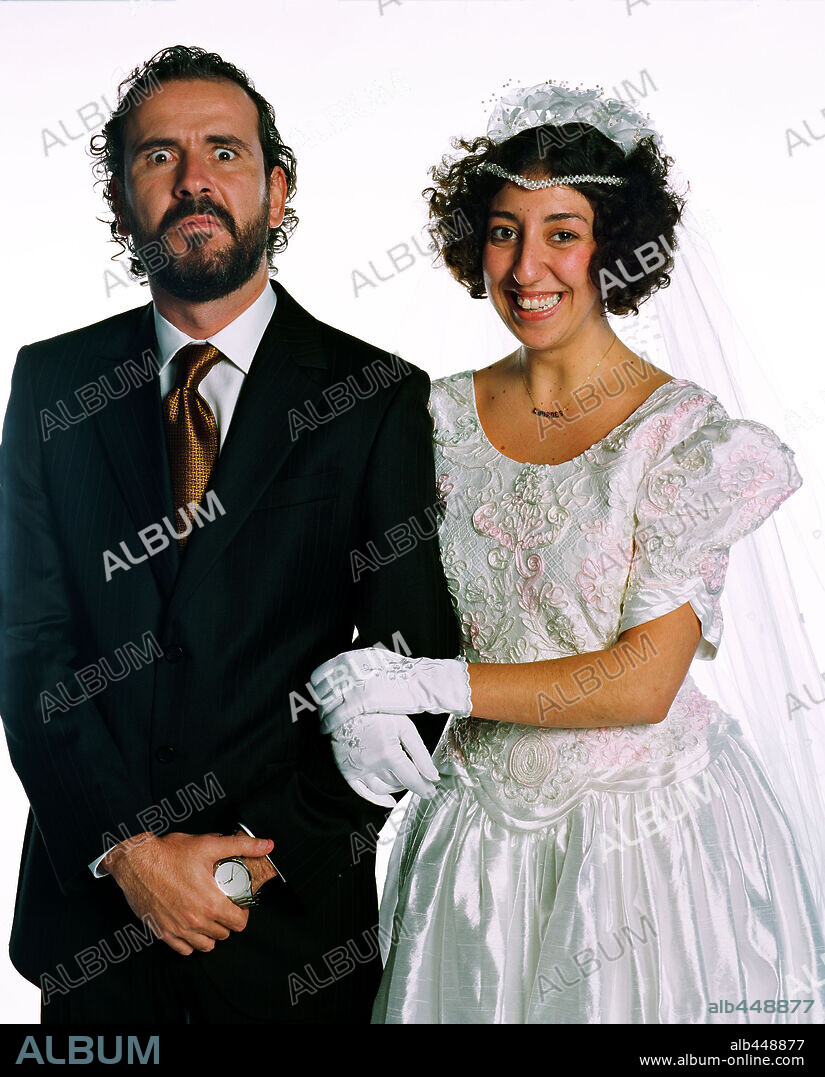 GUILLERMO TOLEDO y MONICA CERVERA en CRIMEN FERPECTO, 2004, dirigida por ALEX DE LA IGLESIA. Copyright PANICO FILMS.