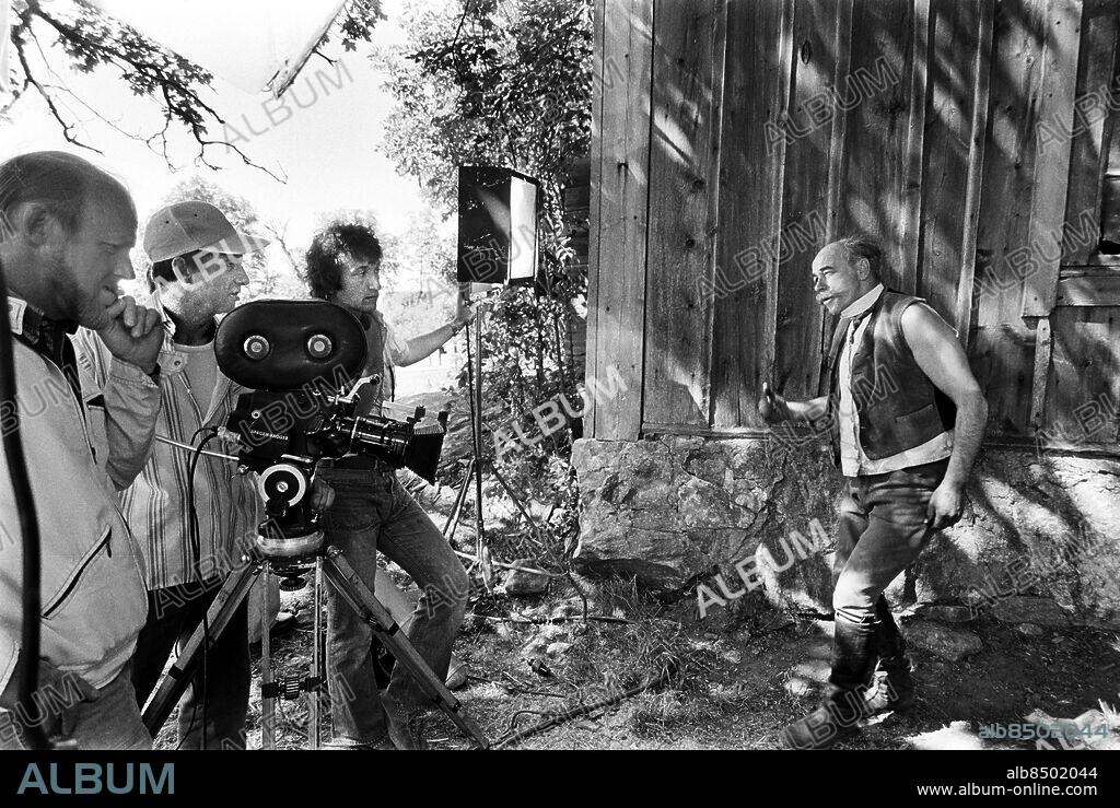 1973-06-08.. Inspelning av PER OMME. TV-teater efter en novell av Fritiof Nilsson Piraten med manus av Ingvar Skogsberg och regi av Jarl Kulle.. Sänt första gången 1973-11-29.. Här ses bl. a. regissören Jarl Kulle (2:a frv) och skådespelaren Olof Bergström (th), som Kolje.. Foto: Bo-Aje Mellin / RiR / SVT / Kod: 5600. Notiser publ. i RiR 32/73 sid. 2 och 48/73 sid. 43.. RiR 20883 sv/v neg   . TV2-teatern Kepsar Filmkameror.