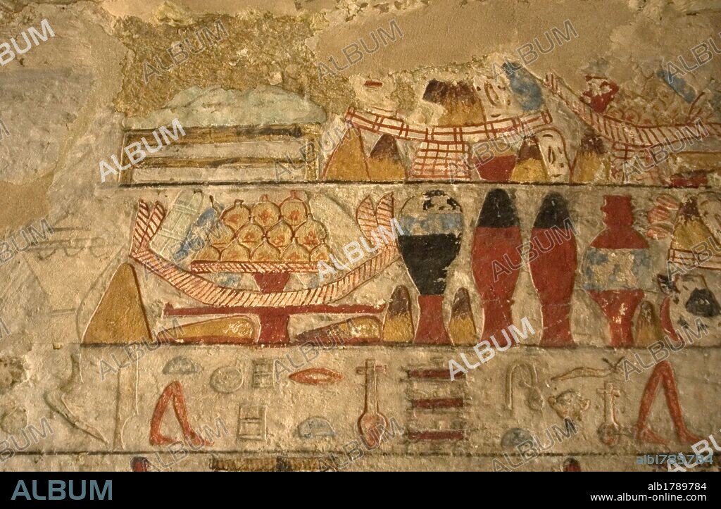 ARTE EGIPCIO. EGIPTO. NECROPOLIS DE SAKKARA. Detalle de un relieve policromado de una MASTABA de la V DINASTIA del IMPERIO ANTIGUO. Representación de LA MESA DE OFRENDAS (ALIMENTOS), para la vida al más allá. Egipto.