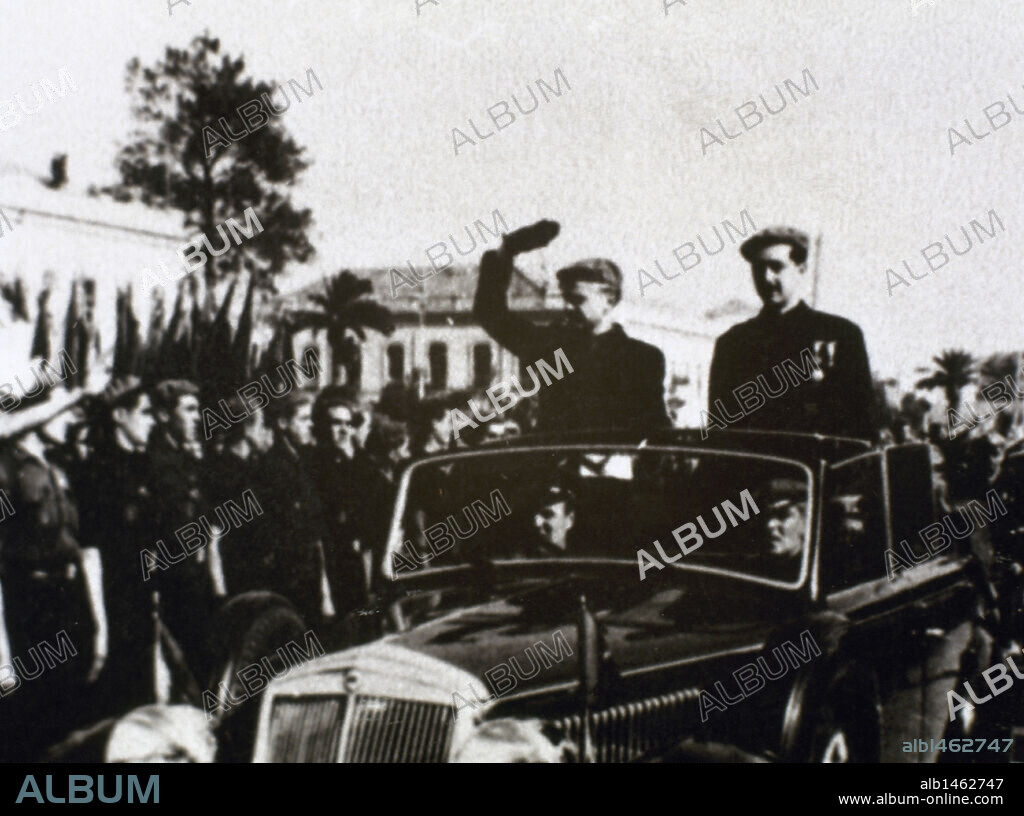 HISTORIA DE ESPAÑA. REGIMEN DE FRANCO (1939-1975). Concentración de 200.000 miembros de las JUVENTUDES FALANGISTAS, reunidos en Valencia (abril de 1940). SERRANO SUÑER saludando de pie desde el coche en el que pasa revista a los jóvenes de Falange.