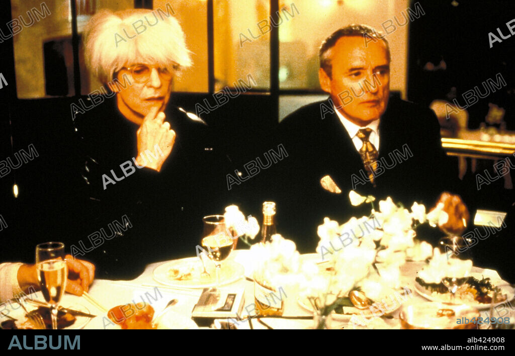DAVID BOWIE y DENNIS HOPPER en BASQUIAT, 1996, dirigida por JULIAN SCHNABEL. Copyright MIRAMAX FILMS.
