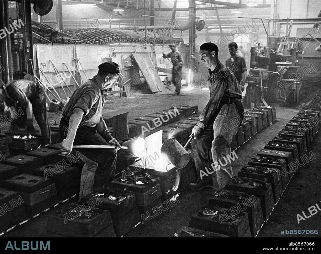 Malmö 1963-08-23. Gjutning av smådetaljer med handskopa på AB Limhamns Aduceringsverk. Foto Ernst Henriksson / Sydsvenskan / SCANPIX / Kod 73035. **OUT Kvällsposten, Skånska Dagbladet, Metro Skåne**. ***BETALBILD***.