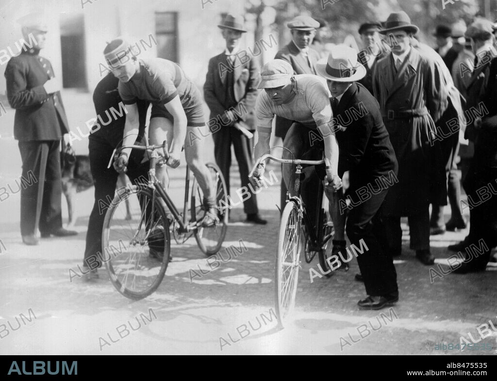 1920-tal.. Utan bildtext. Not. Enskede-Johnson startar i Nynäshamnsloppet Anm. G Johnsson, Enskede-Johnsson, 1902-1960, svensk cyklist. CD702 persons: GEORG JOHNSSON sites: SVERIGE.