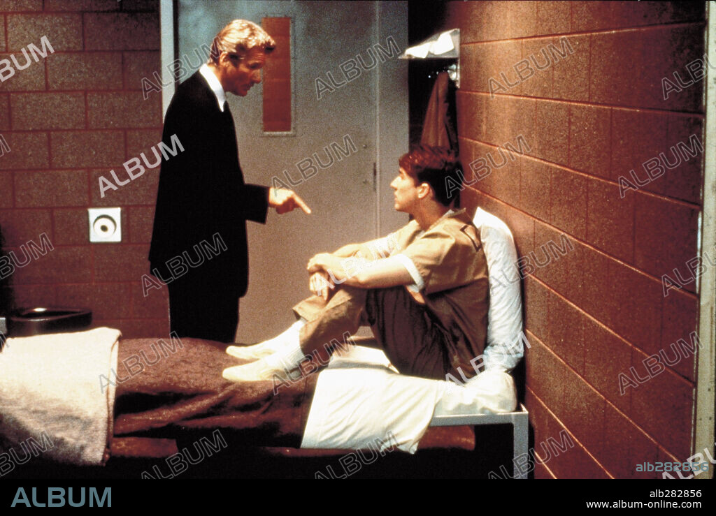 EDWARD NORTON et RICHARD GERE dans PRIMAL FEAR, 1996, réalisé par GREGORY HOBLIT. Copyright PARAMOUNT PICTURES.