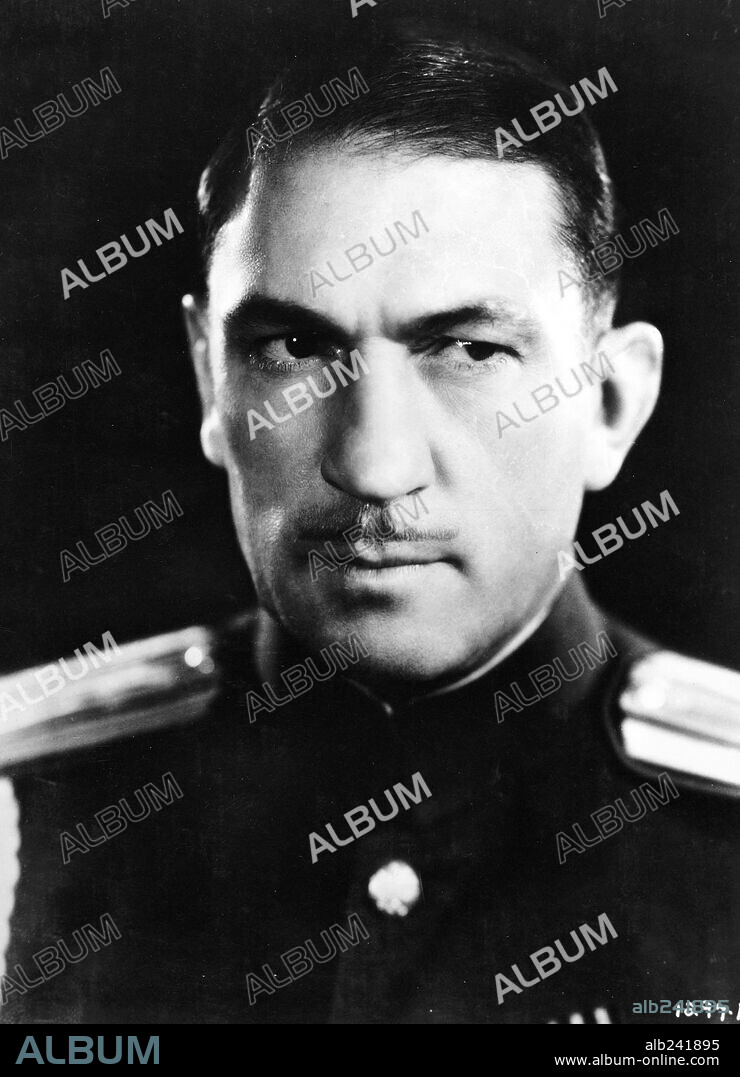 VICTOR McLAGLEN en FATALIDAD, 1931 (DISHONORED), dirigida por JOSEF VON STERNBERG. Copyright PARAMOUNT PICTURES.