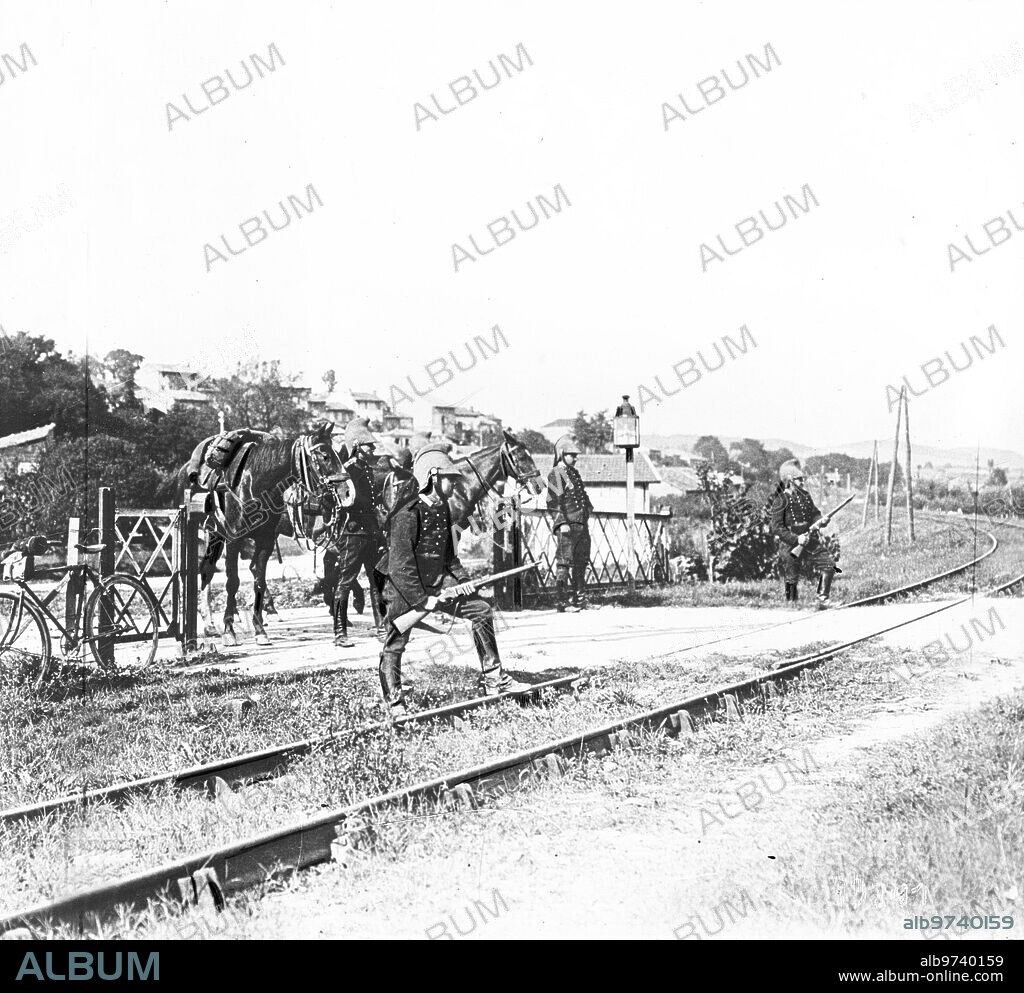 Agosto 1914. El ejército francés en Campaña. Patrulla de Dragones Franceses Vigilando un paso A nivel en una vía Férrea.