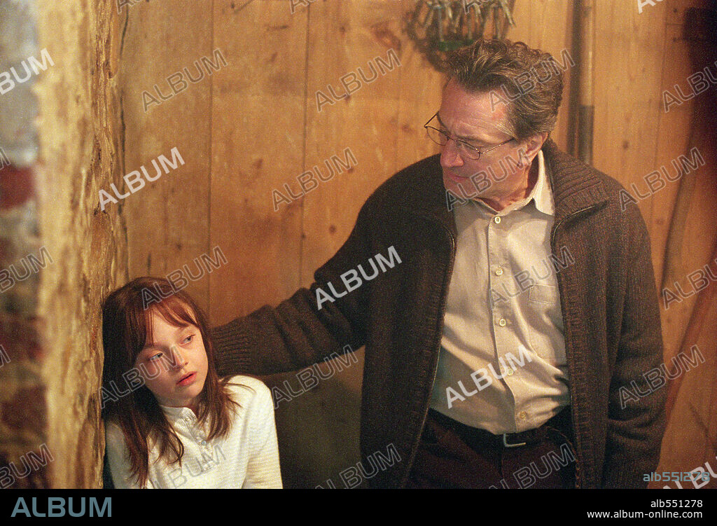 DAKOTA FANNING and ROBERT DE NIRO in HIDE AND SEEK, 2005, directed by JOHN POLSON. Copyright 20TH CENTURY FOX.
