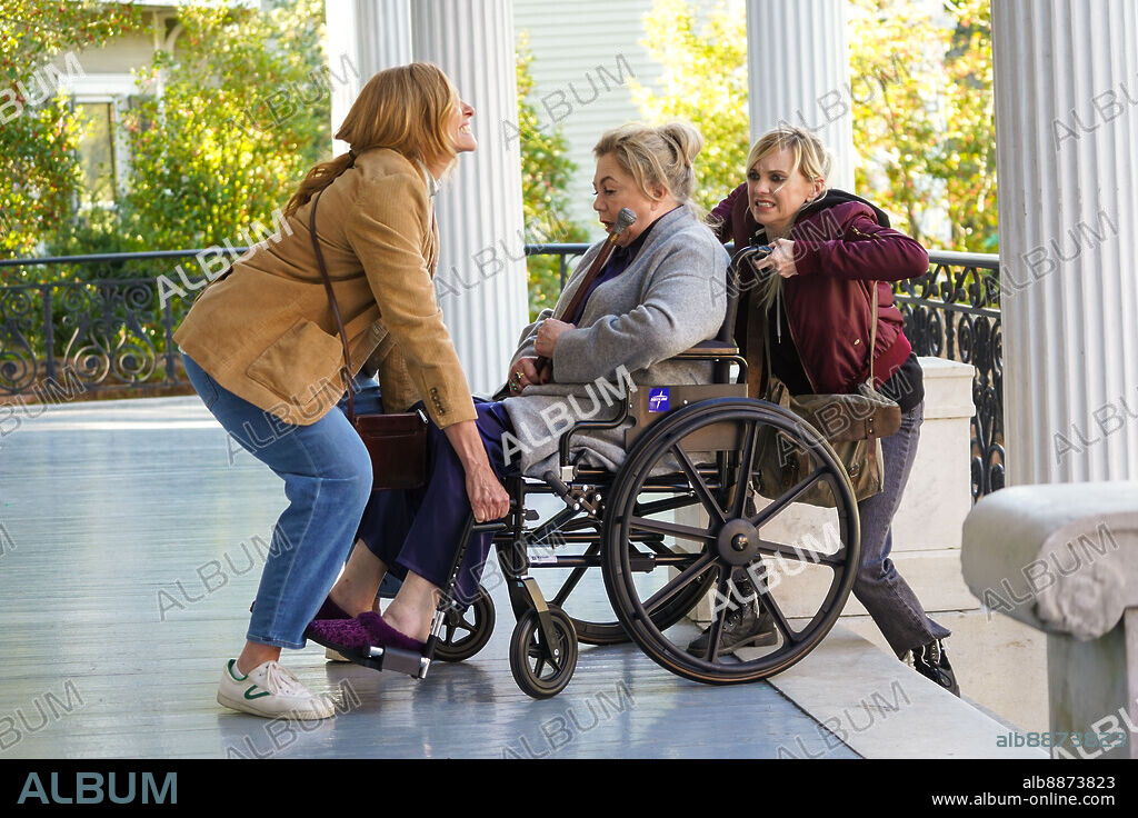 ANNA FARIS, KATHLEEN TURNER y TONI COLLETTE en UNA HERENCIA DE MUERTE, 2022 (THE ESTATE), dirigida por DEAN CRAIG. Copyright SIGNATURE FILMS.