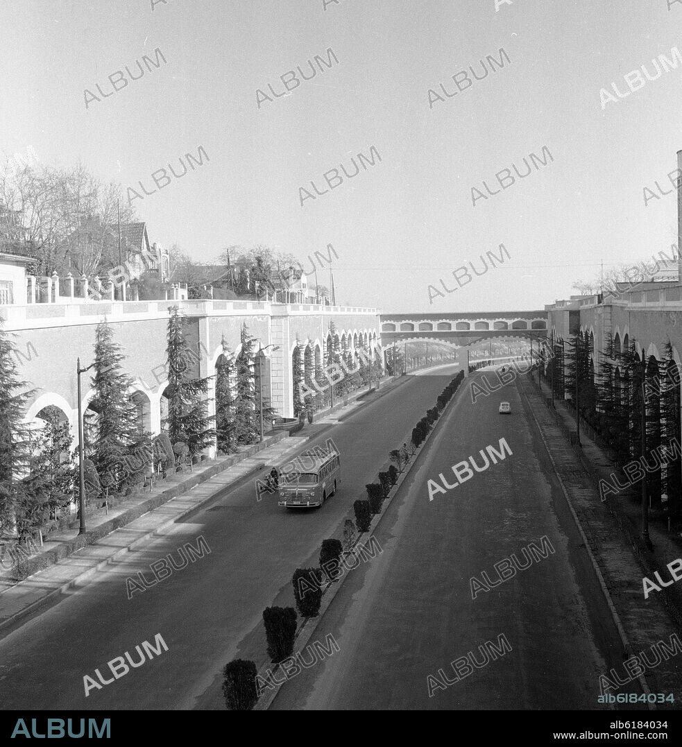 AUTOVIA MADRID- BARCELONA - N II - AVENIDA DE AMERICA CON  LA CALLE ARTURO SORIA - FOTOGRAFIA EN BLANCO Y NEGRO - AÑOS 60.