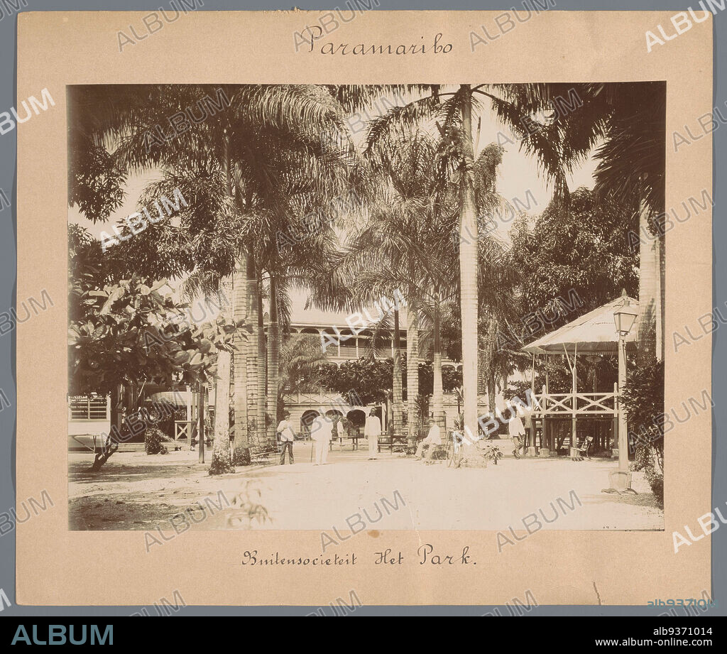 Buitensocieteit Het Park (title on object), View of buildings and terrace of the society Het Park in Paramaribo. Part of a group of 44 photographs of Paramaribo, Suriname and Curaçao, c. 1900-1905, mounted on cardboard and inscribed., Eugen Klein (attributed to), Paramaribo, 1900 - 1905, photographic support, cardboard, height 172 mm × width 230 mm.