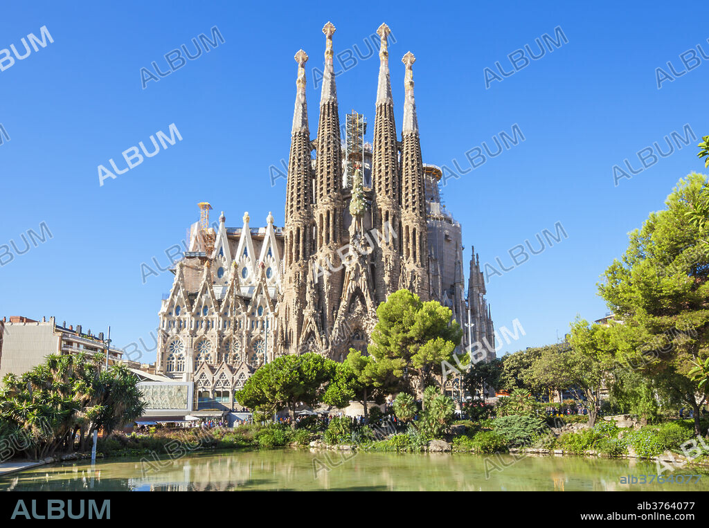 La Sagrada Familia church front view, designed by Antoni Gaudi, UNESCO World Heritage Site, Barcelona, Catalonia (Catalunya), Spain, Europe.