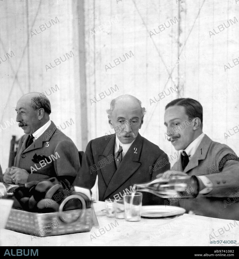 Febrero 1915. En la finca del Conde de Agrela. S. M. el Rey (1), el presidente del Consejo, Sr. Dato (2), y el Marqués de la Mina (3), durante el almuerzo en la cacería de Trasmulas.