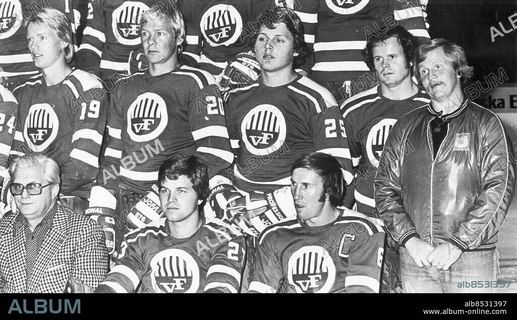 Göteborg 1976-09-16 - Delar ur Västra Frölundas hockeylag - från vänster i översta raden ses Jörgen Pettersson - Finn Lundström - Kent Eriksson - Darwin Mott och ledaren Sten-Olof Tollan Olofsson - i främre raden från vänster ses Arne Strömberg - Krister Sterner och Leif Blixten Henriksson *** Local Caption *** GP - Foto: Jarl Ahlström. Kamerareportage.