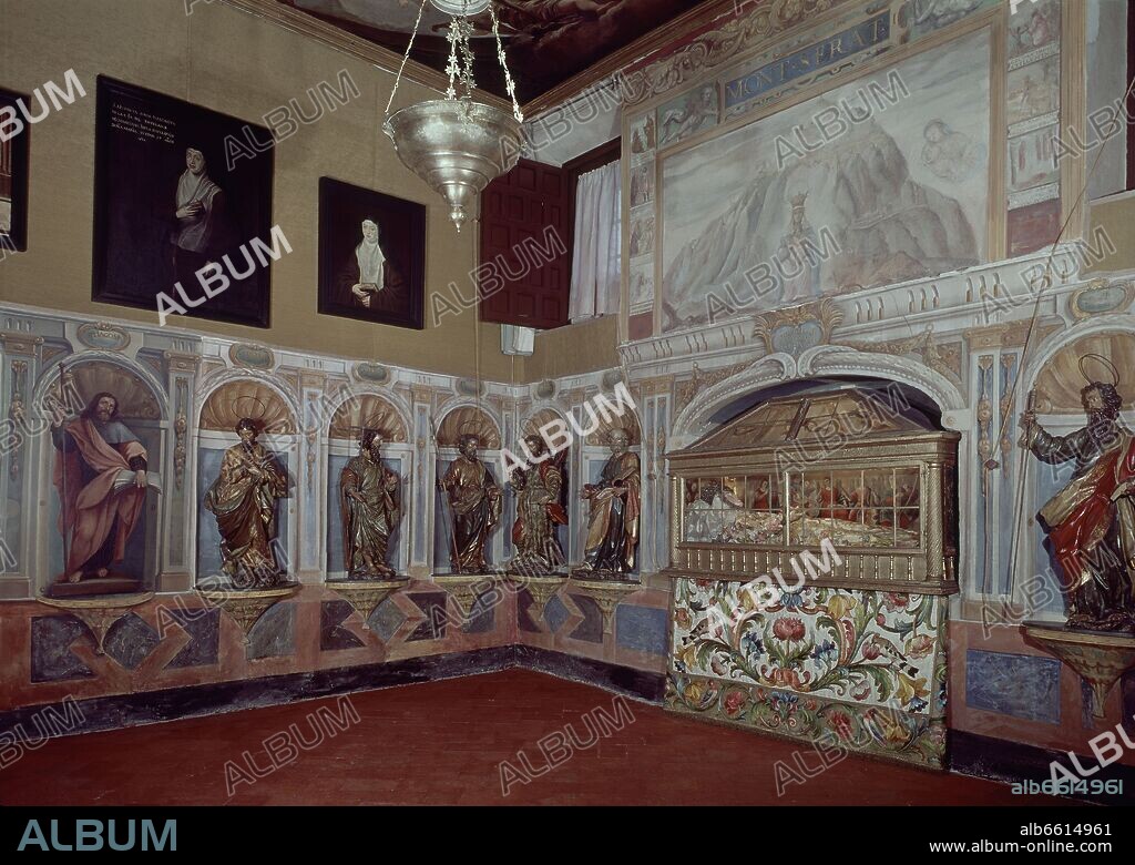 CAPILLA DE LA DORMICION - URNA DE LA IMAGEN YACENTE DE LA VIRGEN BAJO LA REPRESENTACION DE LA MONTAÑA Y LA VIRGEN DE MONTSERRAT - SIGLO XVII.