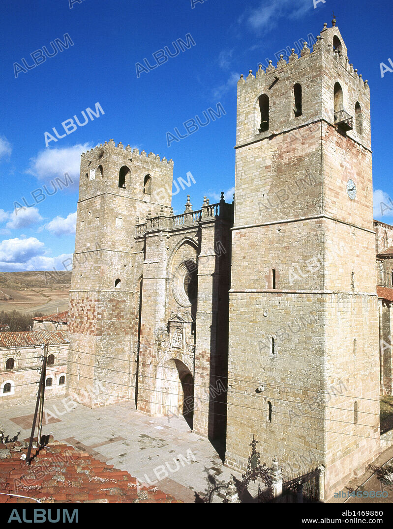 CASTILLA-LA MANCHA. SIGUENZA. CATEDRAL, erigida en el S. XII por el Obispo de Sigüenza Don Bernardo de Agen y consagrada en el año 1169. Combina los estilos románico, gótico y barroco. Presenta aspecto de fortaleza. Provincia de Guadalajara. España.