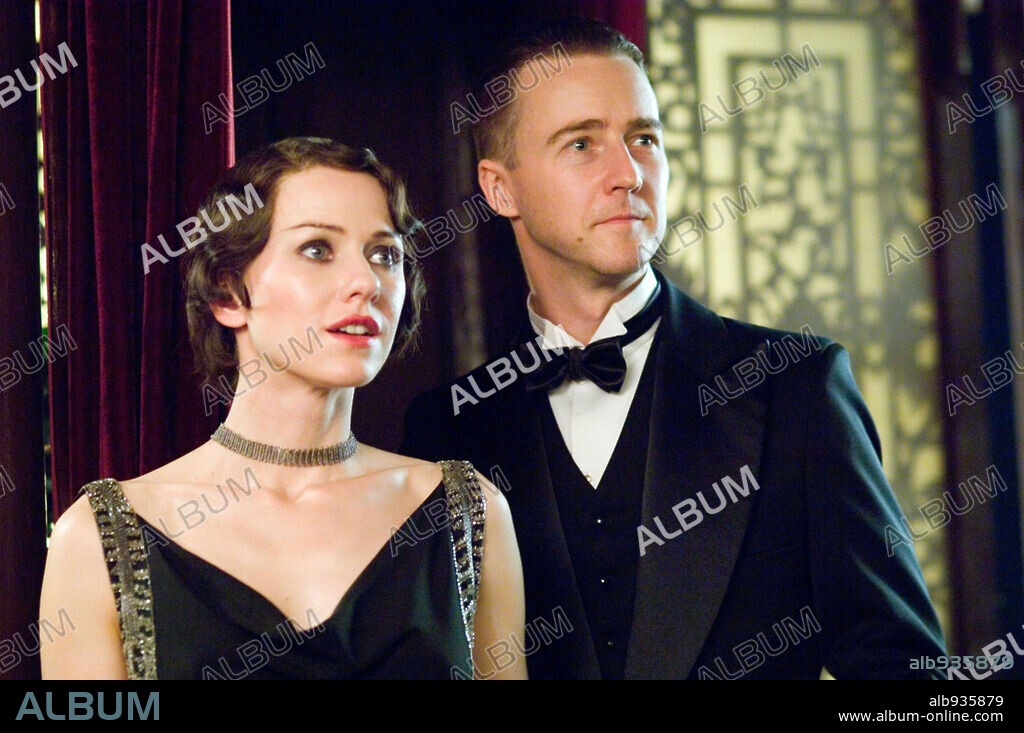 EDWARD NORTON and NAOMI WATTS in THE PAINTED VEIL, 2006, directed by JOHN CURRAN. Copyright WIP/ STRATUS FILM/BOB YARI PROD./CLASS 5 FILMS/COLLETON COMP / WILSON, GLEN.