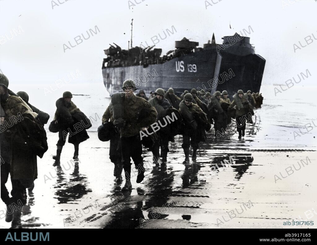 American troops disembark onto the sands of Normandy, 1944. (Colorised black and white print). (Colorised black and white print).