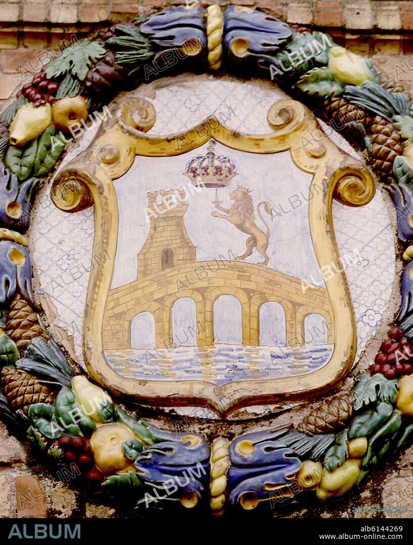 ESCUDO DE ORENSE EN LA PLAZA DE ESPAÑA DE SEVILLA - SIGLO XX.