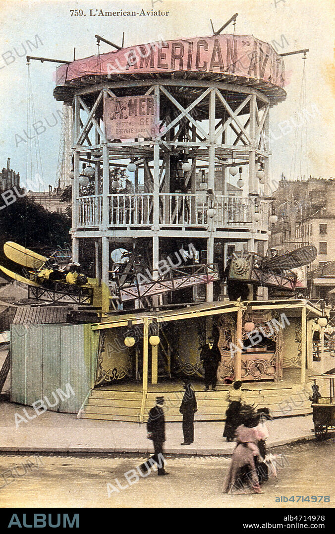 Manege attraction de fete foraine , manege en bois faisant voler des avions: 'American aviator'. Carte postale vers 1900. Credit: Cheuva / KHARBINE-TAPABOR.