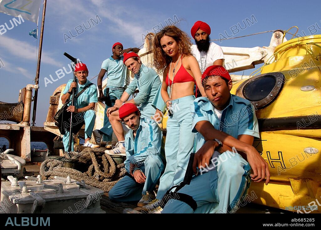NIELS KOIZUMI, NOAH TAYLOR, PAWEL WDOWCZAK, ROBYN COHEN, SEU JORGE, WARIS AHLUWALIA and WILLEM DAFOE in THE LIFE AQUATIC WITH STEVE ZISSOU, 2004, directed by WES ANDERSON. Copyright TOUCHSTONE PICTURES / ANTONELLO, PHILIPPE.