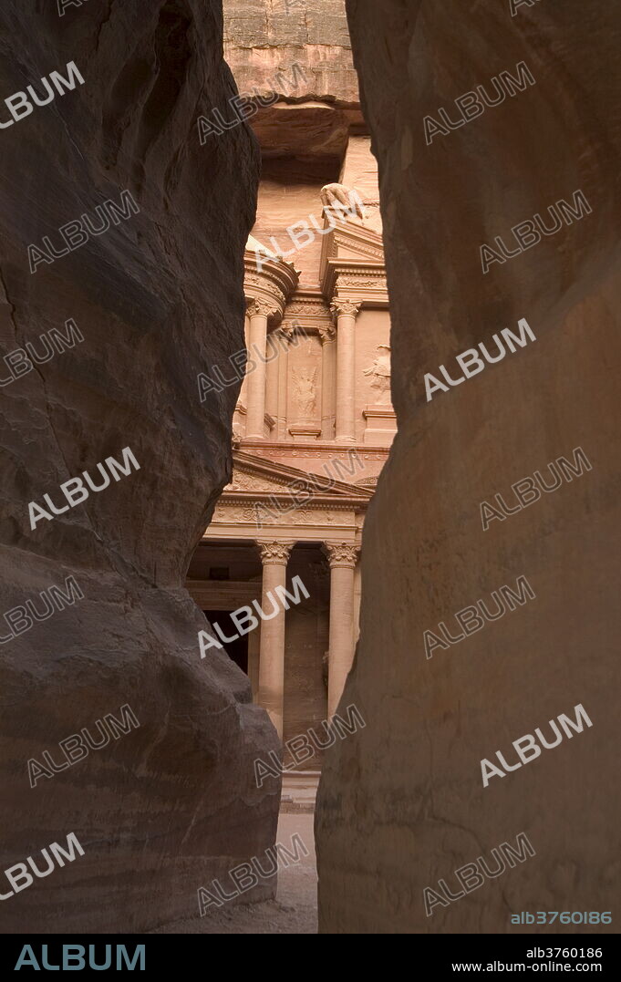 View of the Treasury (Al-Khazneh) from the Siq, Petra, UNESCO World Heritage Site, Wadi Musa (Mousa), Jordan, Middle East.