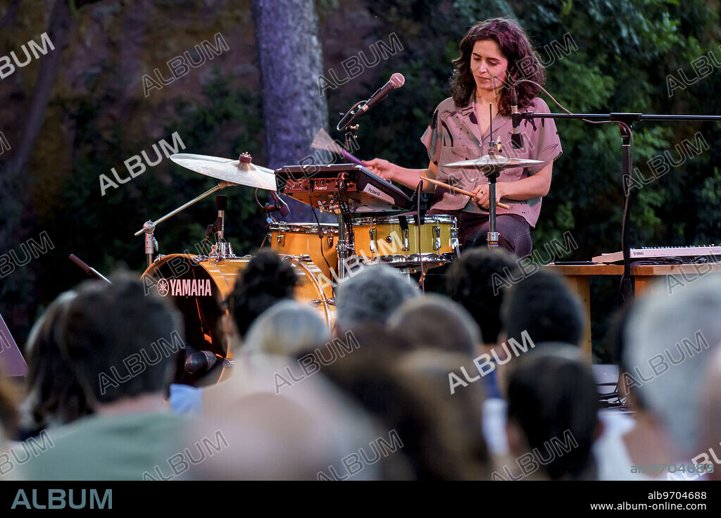 Marina Arrufat,, Anna Andreu in concert, La mida,, La Lluna En Vers festival, Binissalem, Majorca, Balearic Islands, Spain.