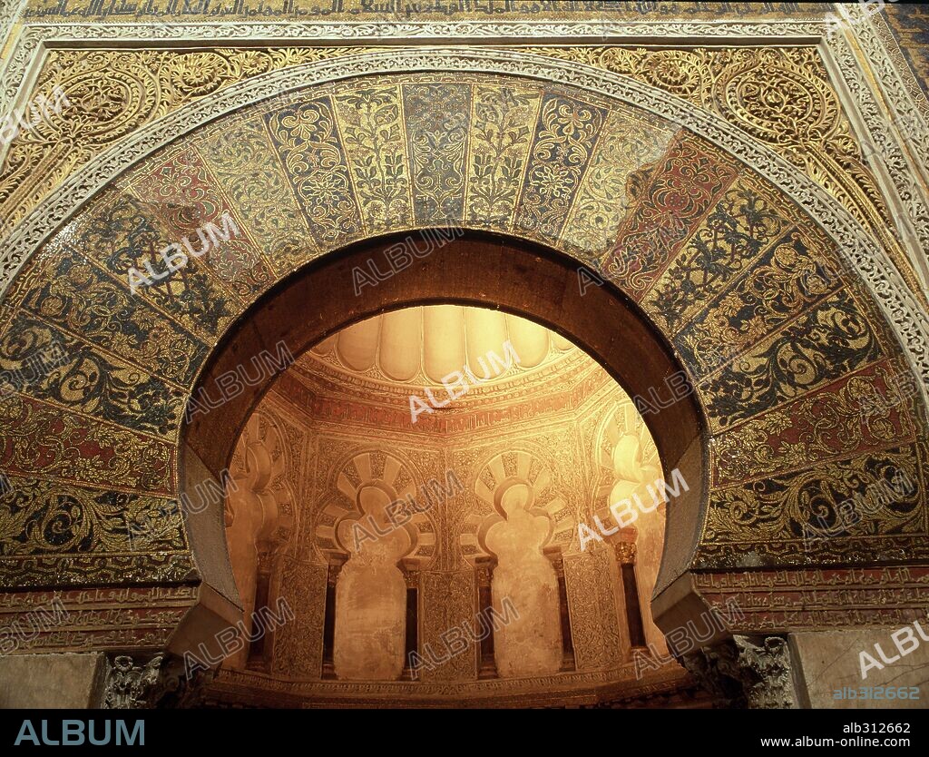 Detalle del interior del Mihrab (961, siglo X. Hecho construir por Al Hakan II) de la Mezquita de Córdoba (784, siglo VIII). Córdoba, España.