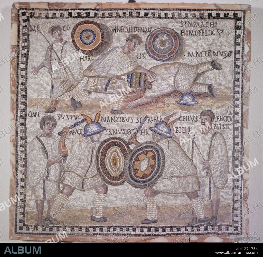 Arte Romano. Emblema musivo, con teselas policromadas con representación de combates de gladiadores. 
Mármol, alt58, anch 58, SS III a.c. Procedencia; Via Apia, Roma, Coleccion Gabinete Atiguedades de la Real Biblioteca.