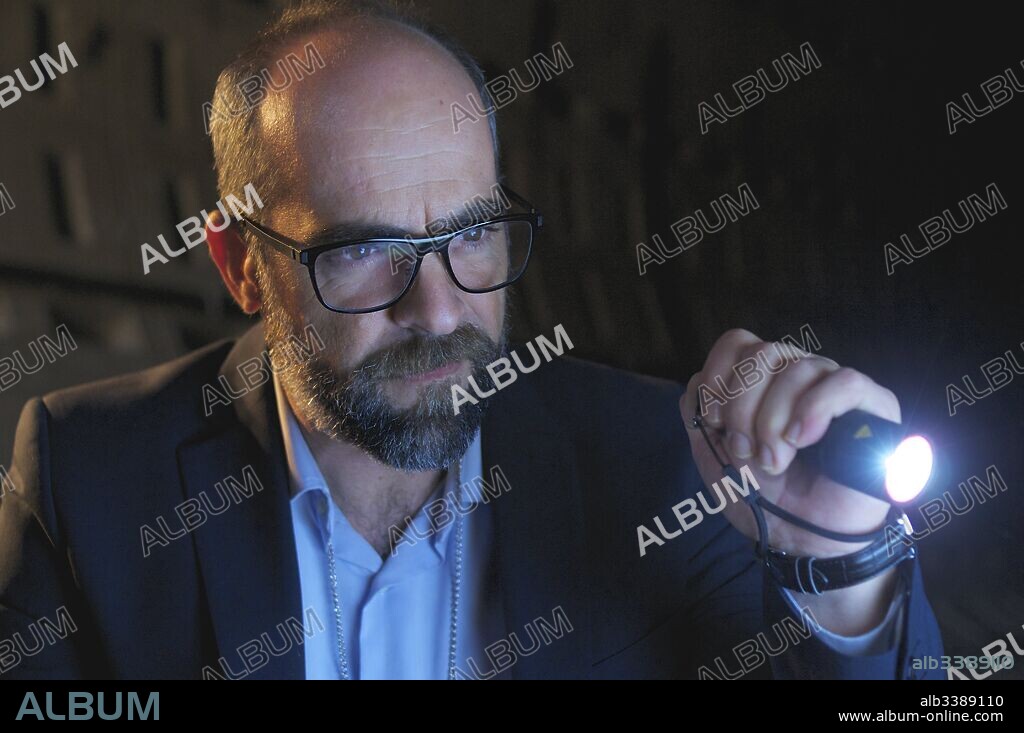 LUIS TOSAR in ESCAPE PLAN, 2016 (PLAN DE FUGA), directed by IÑAKI DORRONSORO. Copyright A TRESMEDIA CINE/EiTB/LAZONAFILMS/SCAPE PLAN.