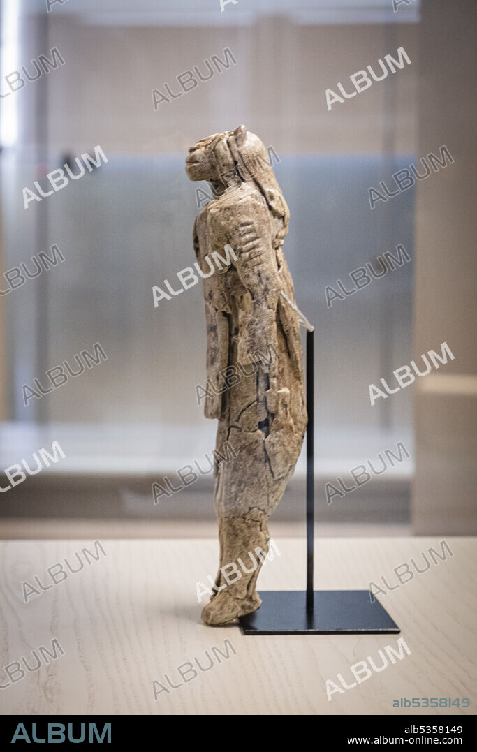 lion man from Stadel, upper paleolithic mammoth ivory sculpture, replica, Museo de la evolución humana, MEH, Burgos , Spain.