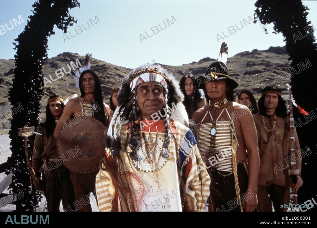 THE SHOE OF MANITU / D 2001 / Michael 'Bully' Herbig The Apache chief Abahachi and his blood brother Ranger ensure peace and justice in the Wild West. Abahachi takes out a loan from the Shoshone to finance a local pub and that is where the trouble begins. The crook Santa Maria puts up a junk facade for him, runs off with the money and denounces Abahachi and Ranger to the Shoshone... Photo: Shoshone chief 'Cunning Lurch' (IRSHAD PANJATAN). / Headline: THE SHOE OF MANITU / D 2001.