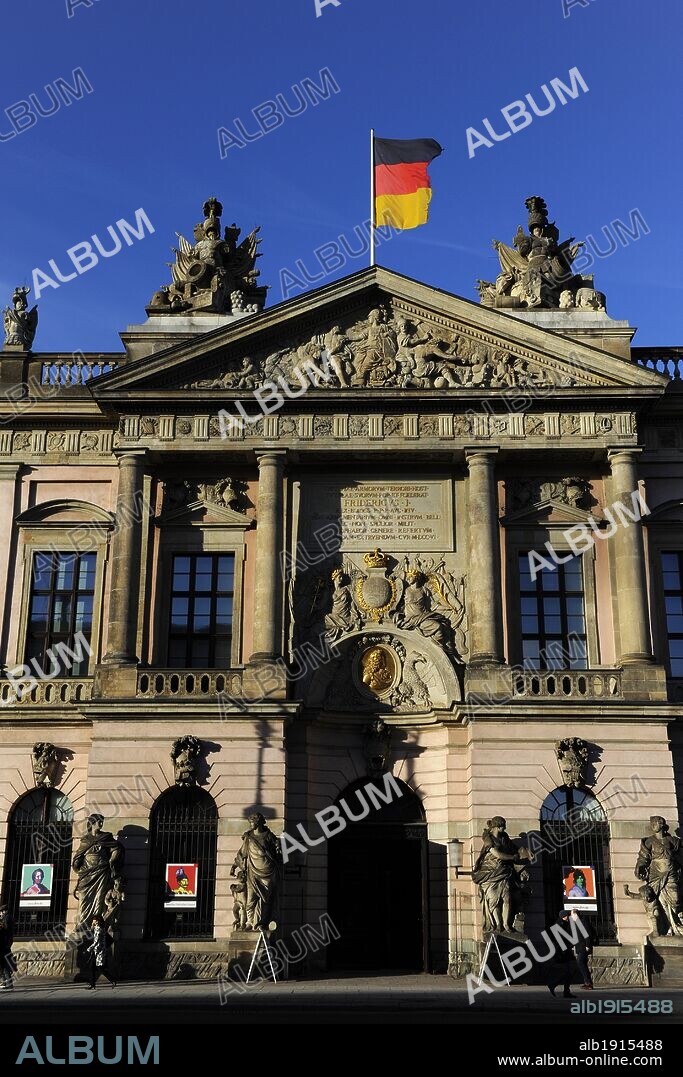 BERLIN. Fachada del " DEUTSCHES HISTORISCHES MUSEUM" (MUSEO HISTORICO ALEMAN). Ubicado en el antiguo Arsenal (Zeughaus). Alemania. Europa.