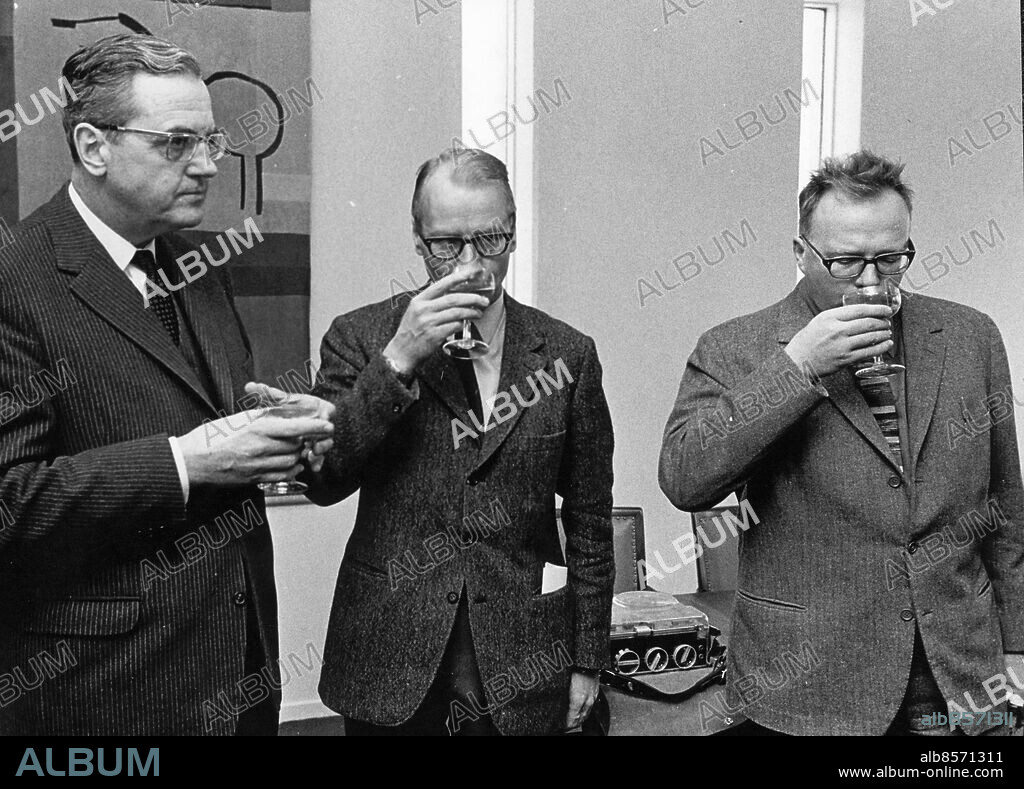 STOCKHOLM 1969-02-03. Jan Myrdal får radiopris. När Jan Myrtdal fick priset drack han champagne med radiochefen. Fr v Olof Rydbeck, Lars Hansegård, Jan Myrdal.. Jan Myrdal blev den förste dramatiker som belönats med det nordiska priset for radiodramatik. Prissumman på 10 000 kronor fick han för den fjärde pjäsen i serien "Moraliteter": " Är Inga Eriksson en människa?". Den skrevs av Myrdal för Radioteatern 1967. Foto: Lars Groth / DN / SCANPIX / Kod: 19. ** SvD OUT **.