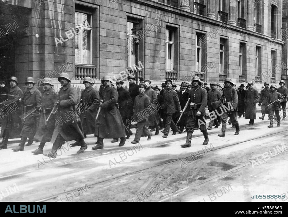 Berlin, 3.-12. März 1919. Generalstreik der Arbeiterschaft. Festgenommene Spartakisten werden von Regierungstruppen abgeführt. Foto.