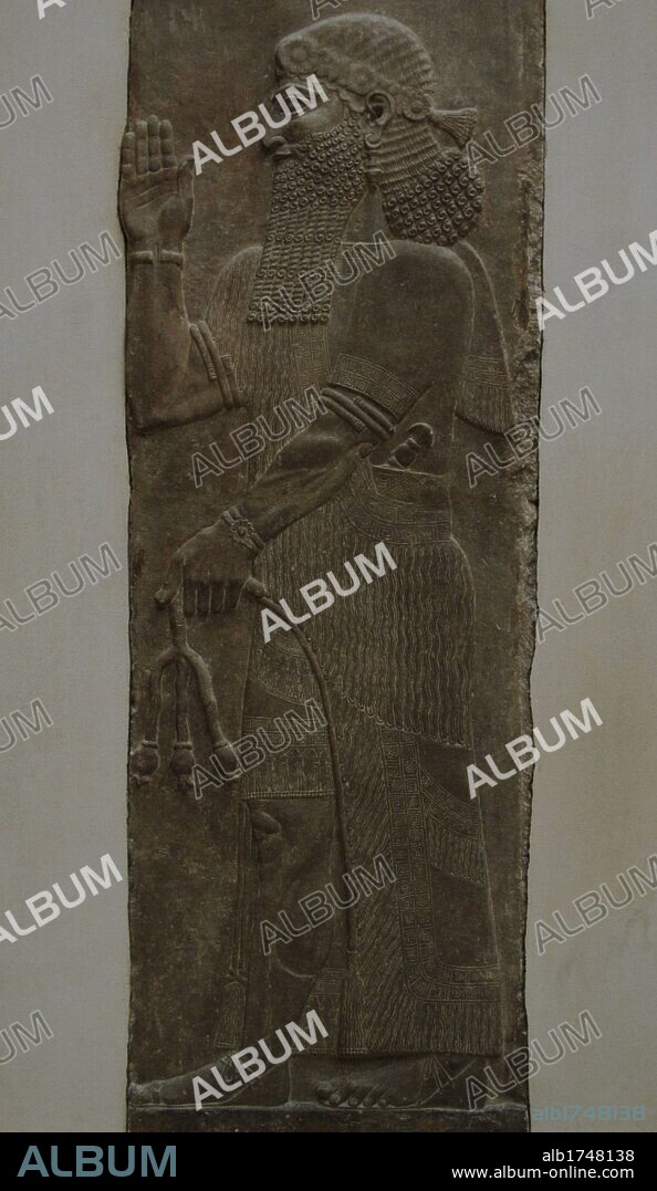 ARTE MESOPOTAMICO-ASIRIO. NOBLE o MIEMBRO DE LA GUARDIA REAL. Relieve que procede del PALACIO DE SARGON II en Dur Sharrukin, antigua Asiria (Actual Khorsabad en Irak). 713-716 a. C. (s. VIII a. C.). Museo del Louvre. París. Francia.